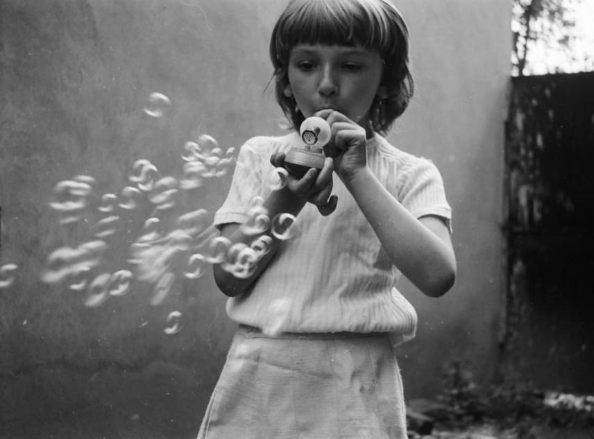 	Bájos kép: tucatjával lehetett fújni a buborékokat ezzel az aprócska szerkezettel.	(1967)
