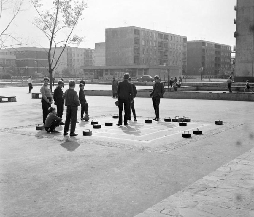 	Nagyfiúk a téren: összehozta a csapatot a szabadtéri játék.	(1968)