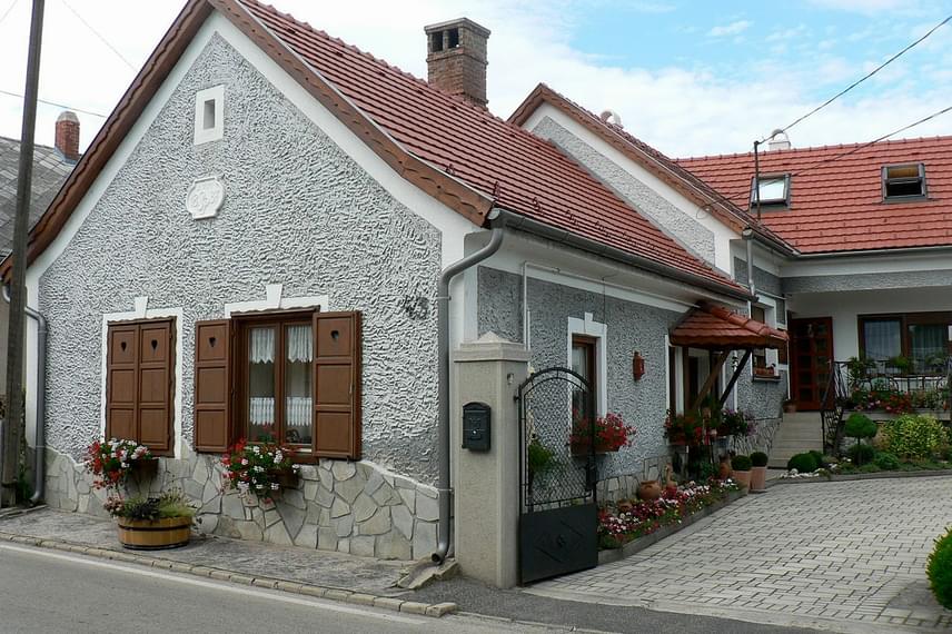 
                        	A leggazdagabb öt település között található egy Balaton-parti község is, Csopak, mely Veszprém megyében, a Balatonfüredi járásban fekszik, és a környék egyik legnépszerűbb üdülőhelyét, valamint borvidékét jelenti.