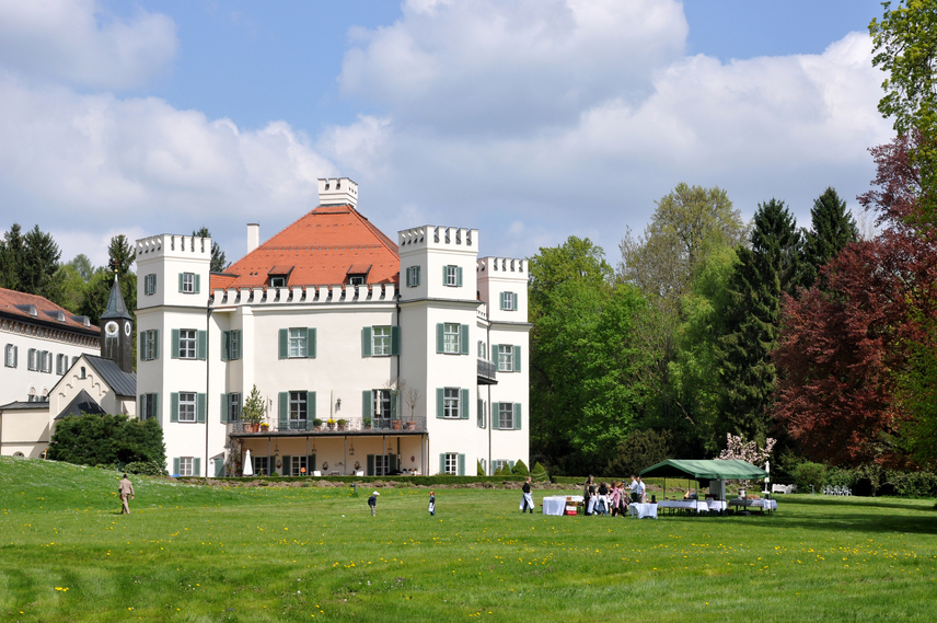 
                        	Possenhofeni kastély
                        	A Starnbergi-tó partján fekvő possenhofeni kastély Münchentől 28 kilométerre, a Starnbergi-tó mellett fekszik. Ott, nyolc testvérével együtt nőtt fel Erzsébet királyné, nyugodt, szerető családban. A csodás vidék igazi paradicsom volt számukra, Sissi mindig boldogan tért vissza a gyerekkori birodalomba.