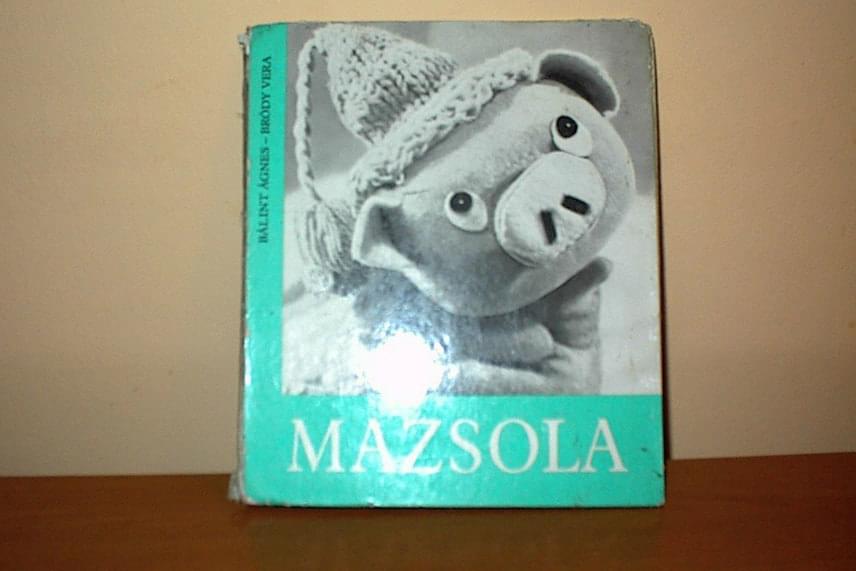 
                        	Bálint Ágnes könyve, a Mazsola ugyan bábfilm formában is nézhető volt a tévében, a könyvet lapozgatni mégis mindig örömteli maradt.