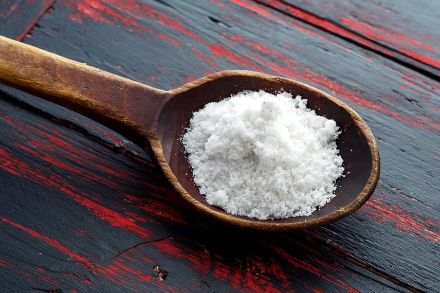  	A fehér szín visszavarázsolásáért sós vízzel is nagyon sokat tehetsz, amelyben egy egész éjszakán át is érdemes lehet áztatni a függönyt, mielőtt kiöblíted, és kímélő programmal kimosod az anyagot. Az áztatáshoz literenként 10 dekagramm sót használj.