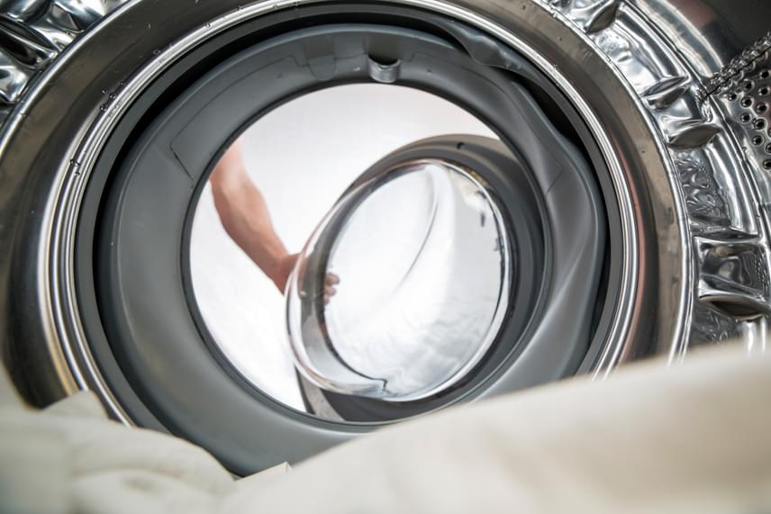  	A függönyöket moshatod mosógépben, azonban mindig kímélő mosást alkalmazz, nagyon fontos emellett, hogy semmiképpen se használj hipót vagy más klóros fehérítőt, ezek ugyanis besárgíthatják az anyagot.