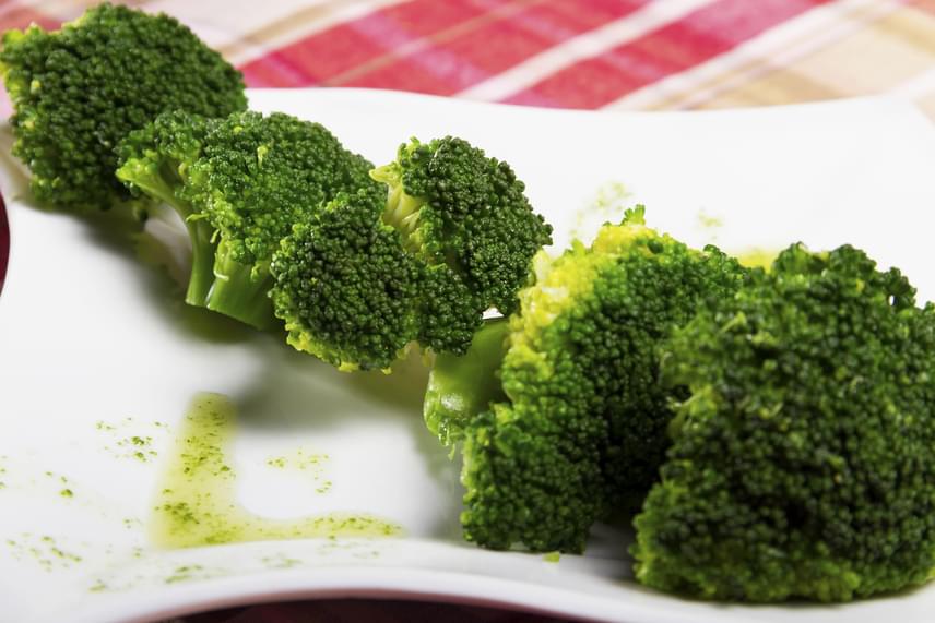 	Ugyanígy érdemes minél több rostban gazdag, de főtt zöldséget beiktatni az étrendbe, különös tekintettel a zöld finomságokra, például a brokkolira, spenótra.