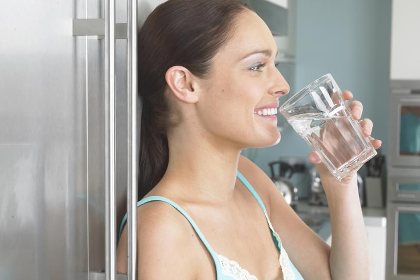 	Bár ez nem étel, kihagyhatatlan a listából a víz is, a dehidratáció ugyanis a fejfájás egyik leggyakoribb kiváltó oka. Gondoskodj ezért a bőséges vízfogyasztásról, az ajánlott mennyiség napi két, két és fél liter.