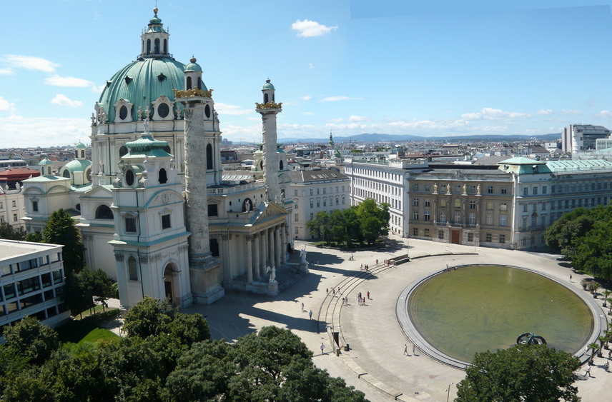 	3. Bécs	A nagyszerű harmadik helyet a gyönyörű Bécs szerezte meg, a város művészete és szellemisége lenyűgözte a szavazókat. Ausztria fővárosának pezsgő kultúrája sokakat rabul ejt. Mesés épületei, izgalmas utcái valódi feltöltődést kínálnak a turistáknak. A magazin a bécsi nevezetességek közül megemlíti Schönbrunn csodáit, a képen látható Károly-templomot és a finom Sacher tortát is.