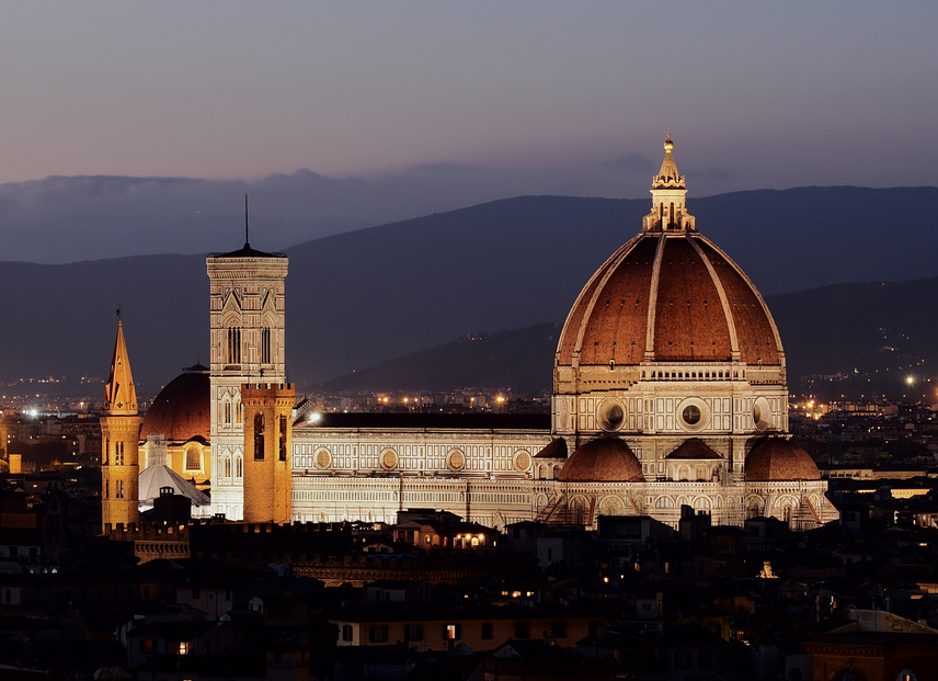 		1. Firenze	Firenze páratlan történelmével, művészetével és építészetével nyerte el a világ legjobb városa címet. A reneszánsz szülőföldje az utóbbi években modern átalakuláson esett át: a városban van a világ egyik legmenőbb főzőiskolája, de kortárs kultúrája is virágzik. Az Itáliai-félszigeten fekvő Firenzében közel 370 ezren laknak - őket irigylik az amerika lap olvasói a leginkább. A képen látható firenzei dóm a város egyik csodája.