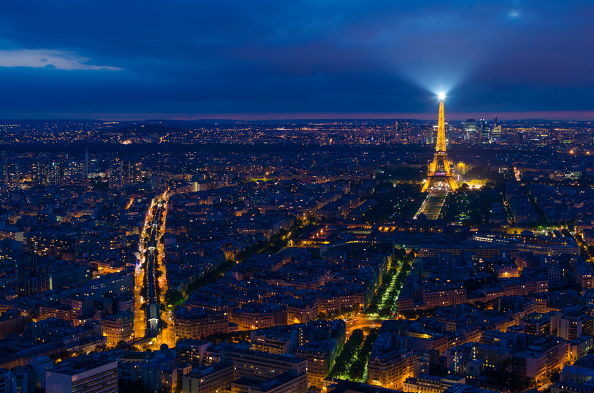 	5. Párizs	Párizs ikonikus nevezetességeit, világhírű múzeumait és macskaköves utcáit figyelembe véve az ötödik helyet szavazták meg a városnak. A hangulatos kávézók, a történelmi épületek mind-mind hozzájárulnak ahhoz, hogy Párizs a világ egyik legszebb városa lehessen. Notre Dame, Champs-Élysées, Louvre - a lista szinte végeláthatatlan, akár az az öröm, ami Párizsban tölti el a turistákat.