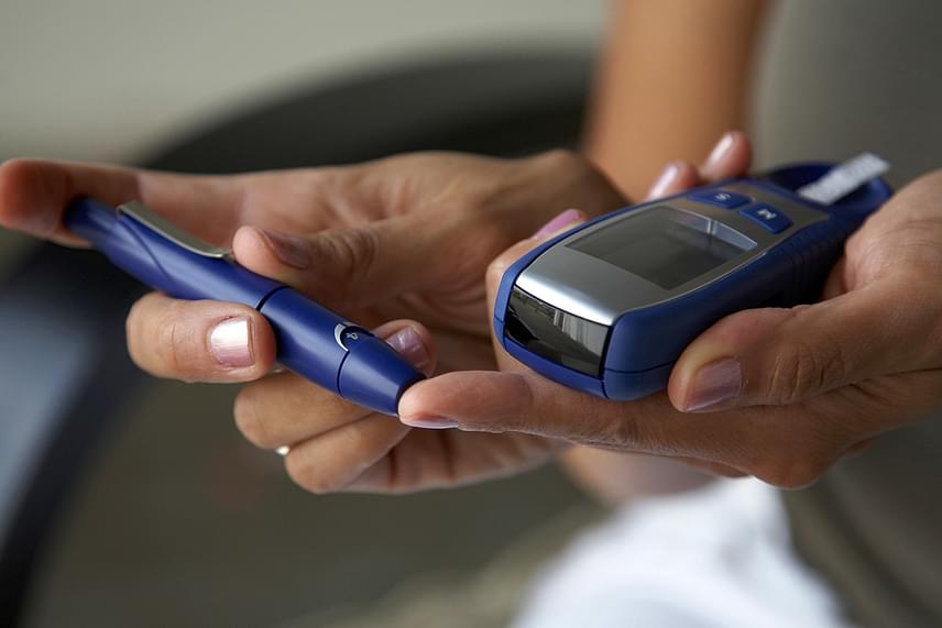	A cukor elhagyásával a 2-es típusú cukorbetegség kialakulásának kockázatát is csökkentheted, mely azáltal áll fenn, hogy a cukorfogyasztás zsírlerakódásokat okoz a máj körül, melyek azonban a hasnyálmirigy munkáját is nehezítik, ennek következtében pedig befolyásolják az inzulintermelést is.