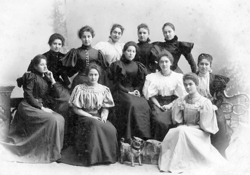 	Nők csoportképen, 1903-ban	Egyre több nő szállt szembe a nemi kirekesztéssel. Az első érdekvédelemmel foglalkozó szervezet a tanítónők Mária Dorothea Egyesülete volt. 1885-ben alapították - és nem csak nők voltak az ötletgazdák között. A céljuk a nőnevelés előmozdítása volt. Ismeretterjesztő előadássorozatokat szerveztek, művészeti rendezvényeket tartottak, és harcoltak a nők egyetemre bocsátása mellett. A szülői értekezlet gondolata is az egyesület tagjaiban merült fel. 1945-ig működtek. 