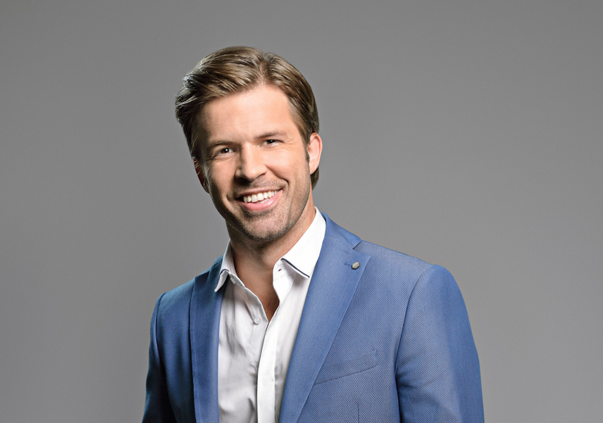 
                        	A 39 éves Sebestyén Balázs a Z+-on kezdte pályafutását a Megálló című kívánságműsorban, 2003-ig volt a VIVA TV műsorvezetője. Ezt követően az RTL Klubhoz igazolt, amelynek azóta is egyik meghatározó arca. 2009 óta vezeti a Class FM Morning Show című reggeli műsorát.