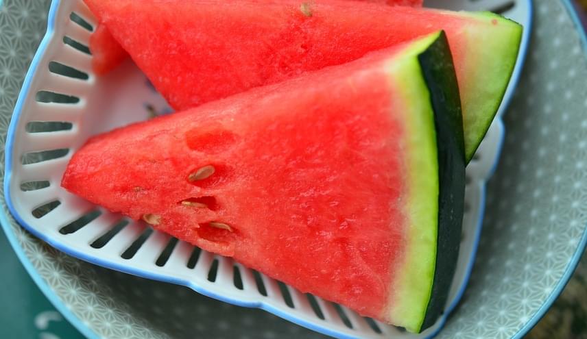 	Kétségtelenül a legkedveltebb nyári gyümölcsök közé tartozik a görögdinnye. Az üdítő íz mellett itt a lédús csemege erős vízhajtó hatással is bír, ami miatt tökéletes desszert lehet a nyári délutánokon. Könnyen emészthető, mégis jóllakottságérzetet biztosít, a méreganyagokat pedig csak úgy kimossa a szervezetedből!