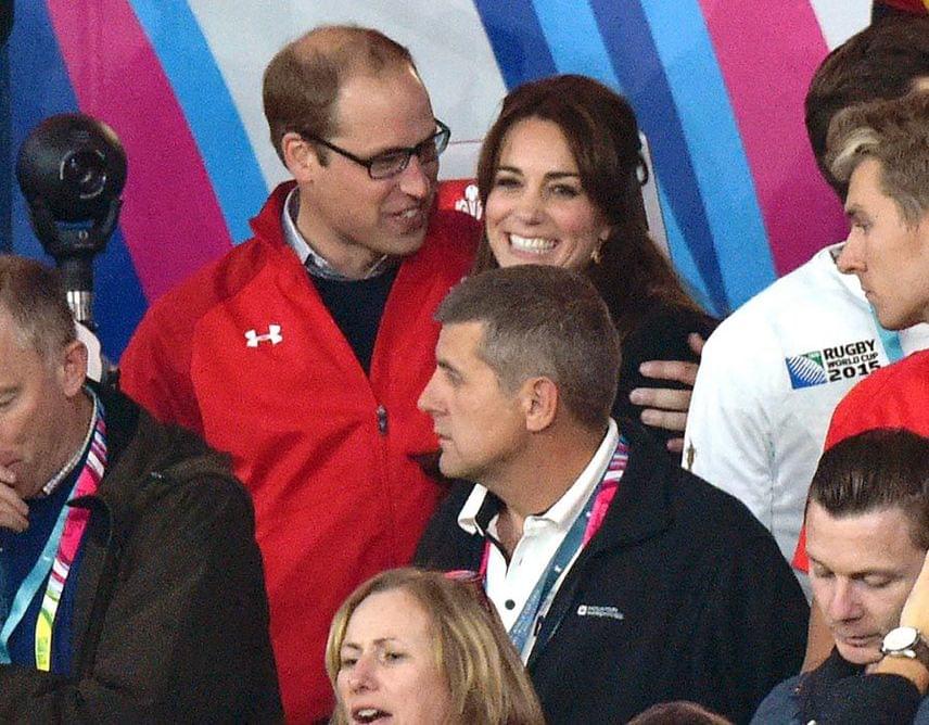 	Azok a legjobb pillanatok, amikor valódi érzelmek is láthatóak Katalin vagy Vilmos arcán. Aztán még ha egy-egy érintés is árulkodik az érzéseikről, az a legizgalmasabb. A fotó a 2015-ös Anglia-Wales rögbimérkőzésen készült, ahová Henry herceg társaságában látogatottak el.