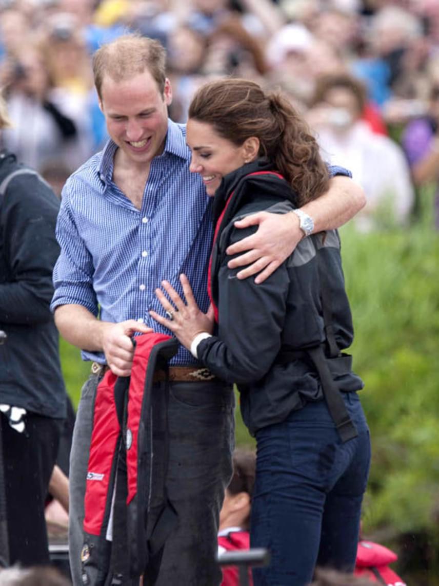 	A 2013-ban, Eduárd herceg szigetén készült képpel nem lehet betelni. A hercegi pár szerelme tényleg mesés. Tudtad, hogy Eduárd herceg szigetén játszódik eredetileg a Váratlan utazás című sorozat?	 