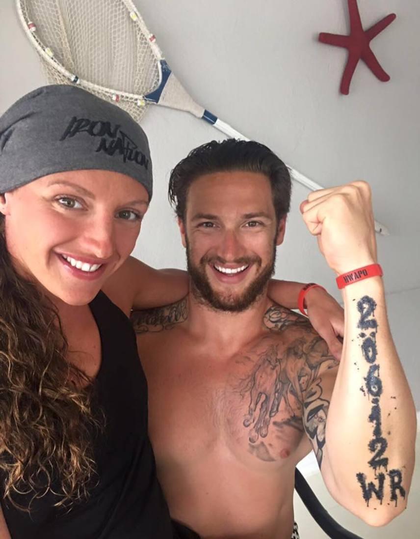 	Shane nagyon büszke a feleségére, amikor az Iron lady 2015 nyarán Kazanyban világrekordot úszott, az eredményt a karjára tetováltatta: 2:06.12 WR.		 