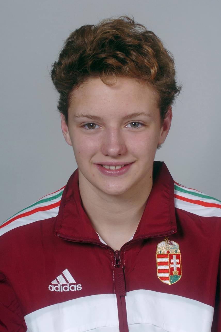 
                        	Hosszú Katinka 12 évvel ezelőtt, 2004-ben, Athénban mutatkozott be a felnőtt nemzetközi mezőnyben. Az akkor 15 éves úszónő rövid, vörös hajjal volt látható.