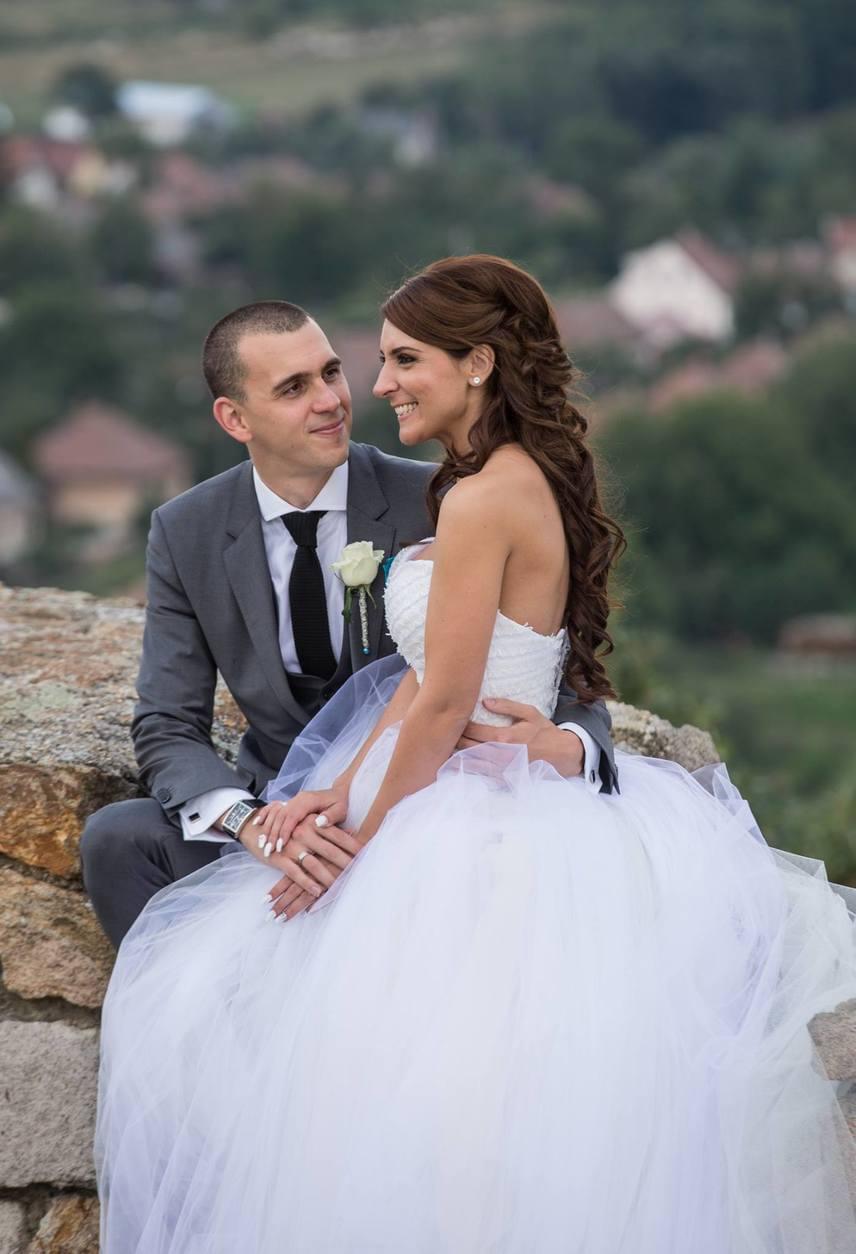 	Cseh László szerelme, Dia egy Makány Márta által tervezett, hófehér, klasszikus esküvői ruhában állt az oltár elé 2015 augusztusában.