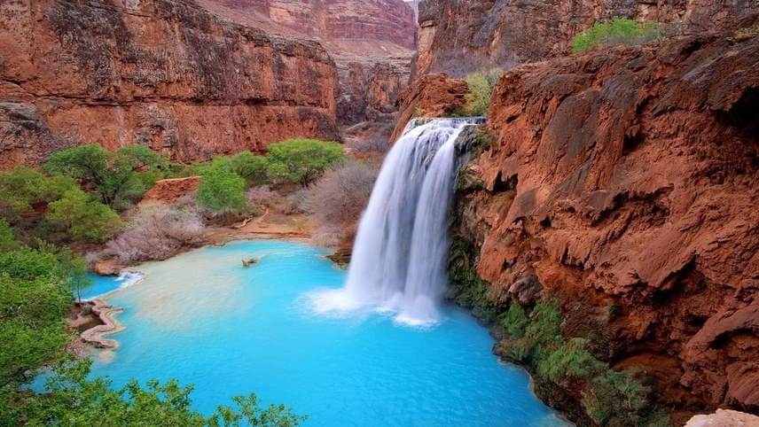 	A 30 méter magasból zuhanó éteri Havasu-vízesés a Grand Canyonban, a Havasupai Indián Rezervátumban található. A csodálatos kék színű öböl, ahová a víz lehull, még varázslatosabbá teszi az ősi, misztikummal átszőtt tájat.	 
