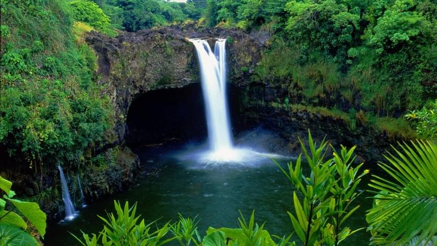 	Rainbow-vízesés	A mesés, 24 méter magas vízesés Hilóban, Hawaii-on található. A szép zuhatag onnan kapta a nevét, hogy napsütéses időben minden délelőtt 10 óra tájékában a vízesés körül csodálatos szivárvány jelenik meg.