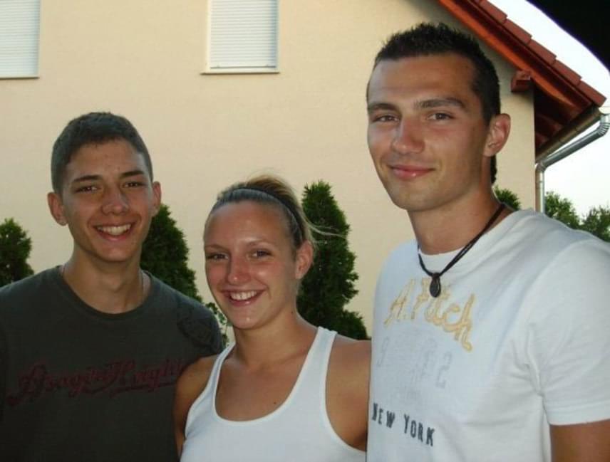 	Egy régi családi fotó. Katinka két testvére a kosárlabda szerelmese: öccse, Ádám 23, a bátyja, Gergő 30 éves.