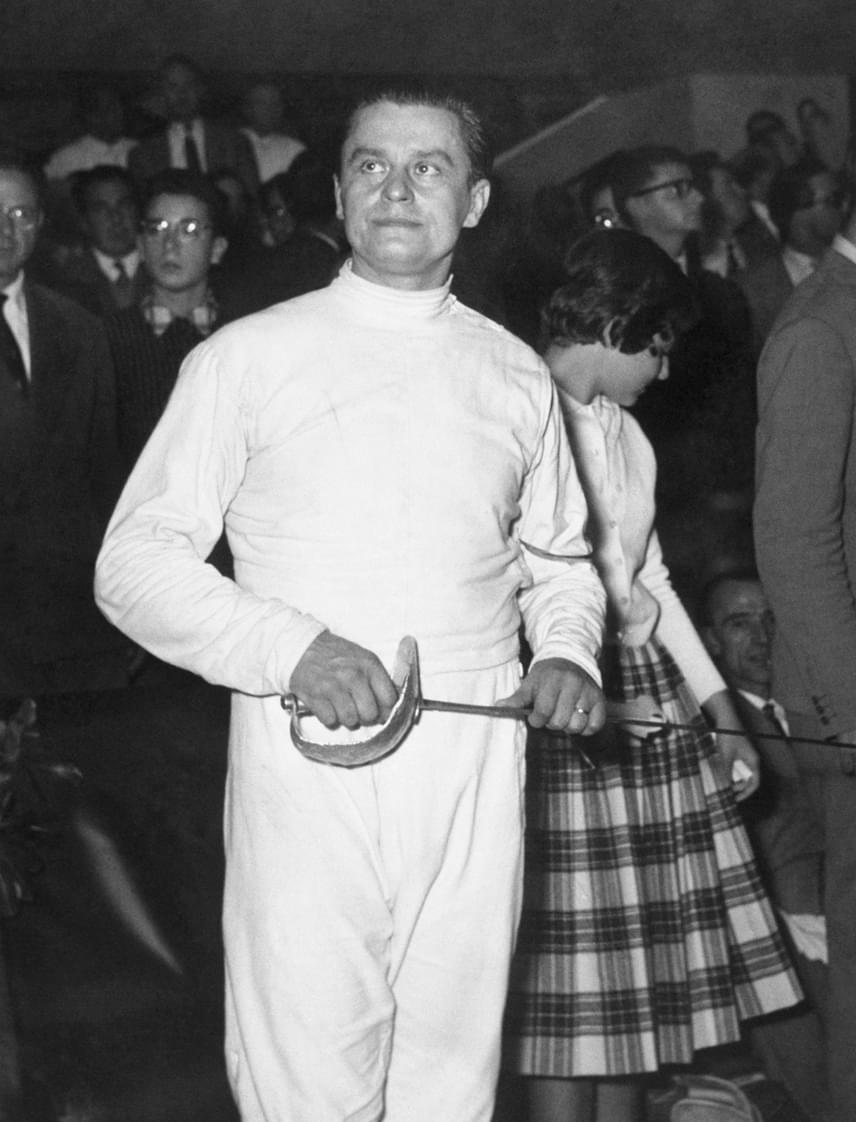 	Gerevich Aladáré a legtöbb magyar olimpiai győzelem, a kardvívás egyik legnagyobb alakja 1932 és 1960 között hét aranyat gyűjtött be. Ez a kép az 1932-es Los Angeles-i olimpián készült róla, ahol első aranyérmét nyerte meg a kardcsapat tagjaként.