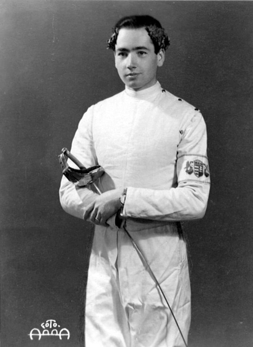 
                        	Kovács Pál hatszoros olimpiai bajnok vívó a második legeredményesebb magyar olimpikon. 1936-tól kezdődően öt nyári olimpián vett részt, és összesen hat arany és egy bronzérmet nyert. (Mint ismert, 1940-ben és 1944-ben a világháború miatt nem rendezték meg az ötkarikás játékokat.) Bajnoki címei közül ötöt nyert csapatban és egyet egyéniben.