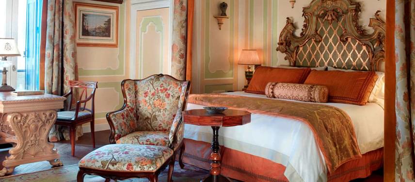 	Gritti-palota	A Gritti-palota az egyik leggyönyörűbb luxusszálloda Velencében, mondhatni, igazi ínyencség. A szálloda mai formájában 2013-ban nyitotta meg kapuit, és szebb, mint valaha. A szállodából a kilátás csodálatos, ugyanis épp Velence szívére nyílik. A szobákat hagyományos velencei stílusban díszítették, muránói üvegek tündökölnek mindenütt, és varázslatos antik bútorok teszik még igézőbbé a helyet. A szállodában azt tanácsolják, alkonyatkor a lemenő nap fényében érdemes megfürödni a teraszon. A legolcsóbb szobájuk egy éjszakára 380 ezer forint.