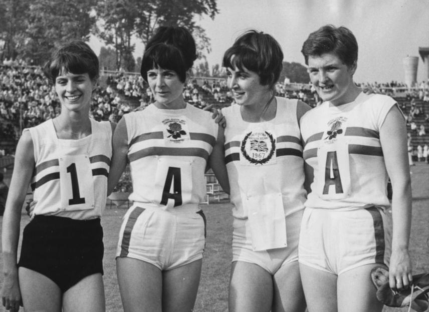 	A brit olimpikonok Mexikóban az edzések során már egészen modern darabokat viseltek. A kicsiny rövidnadrágok és az egyszerű, csíkozott pólók mai szemmel is sportosak.
