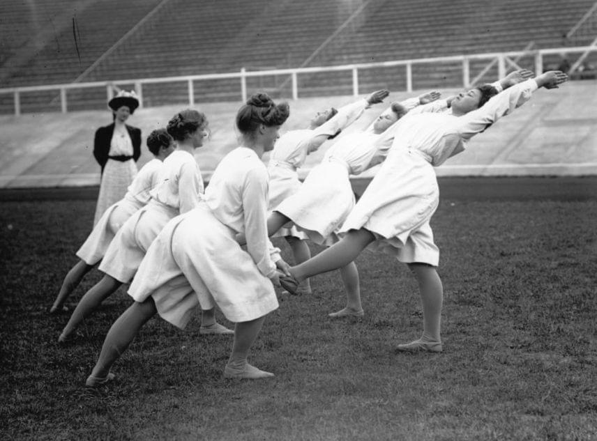 	Szintén 1908-ban a Londonba készülő dán atléták ebben a kényelmes, bő, fehér egyenöltözetben gyakoroltak.