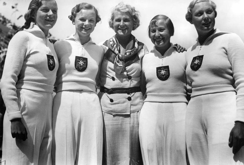 	1936-ban Berlinben büszkén pózoltak a német 100 méteres női váltó csapat tagjai ma már inkább kényelmes szabadidő ruhának tűnő egyenöltözetükben, amelyet akkor a versenyen is hordtak.
