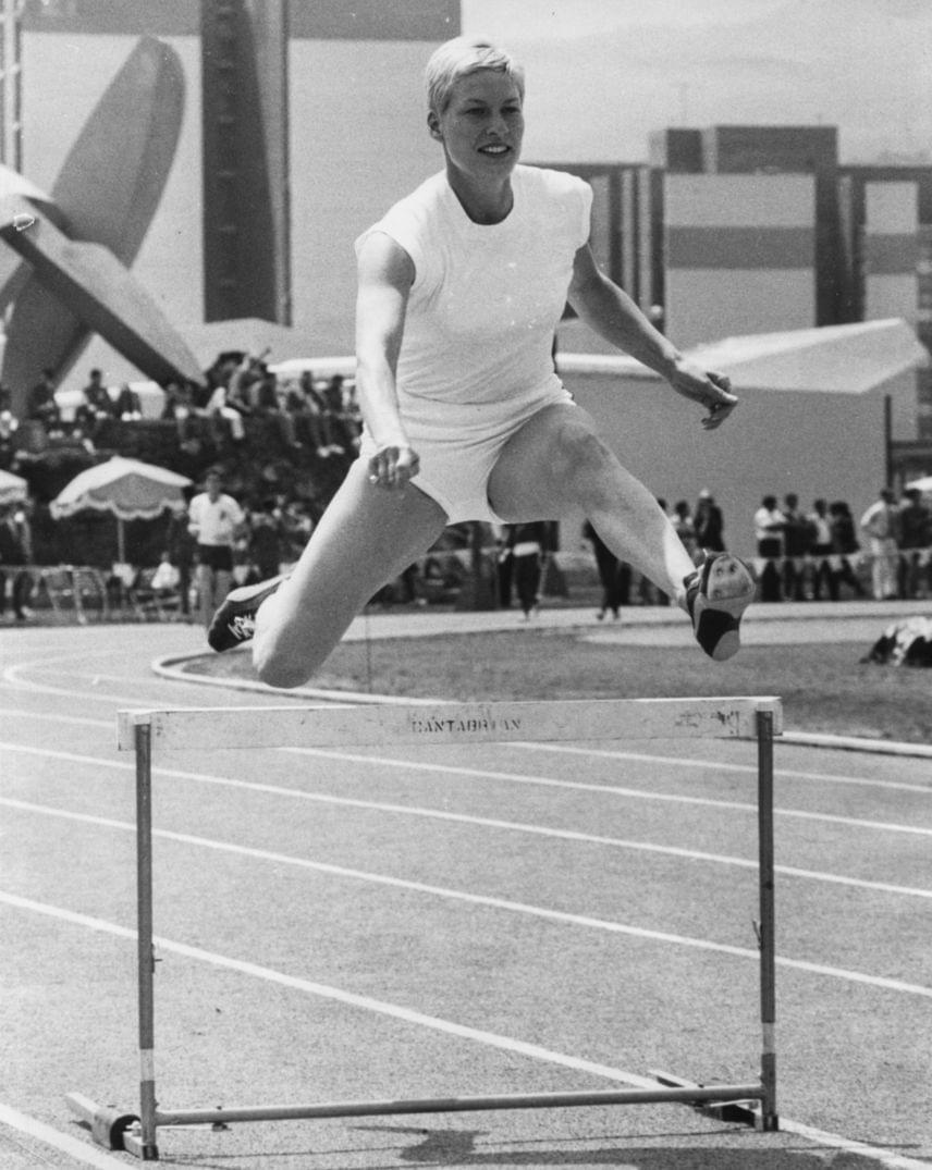 	Az 1968-as mexikói olimpián hatalmas népszerűségnek örvendett a fehér szín, az elasztán és az extra rövid sort, ugyanis kegyetlen melegben kellett versenyezniük az atlétáknak. Ezeket a darabokat választotta a brit gátfutó Pat Bryce-Nutting is.