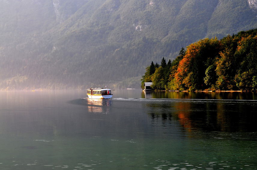 	A Triglavi Nemzeti Park szívében fekvő tó számos túraútvonal kiindulópontja. A völgyben sétahajózásra, vadvízi evezésre és siklóernyőzésre is van lehetőség, télen pedig sípályák várják Szlovénia szerelmeseit.