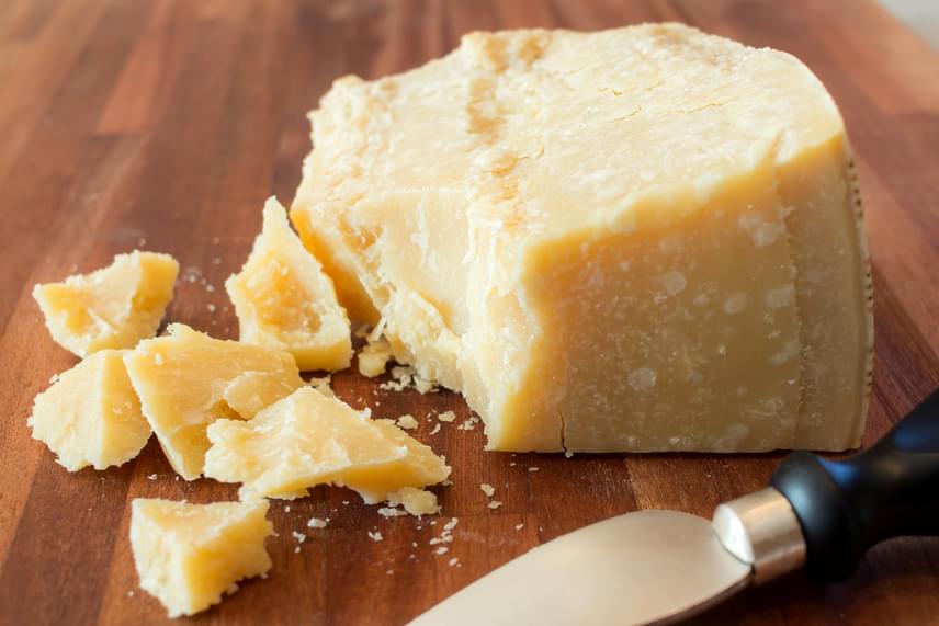
                        	A közönséges házi penész, amelynek a szervezetre nézve egészségügyi szempontból káros hatásai vannak, ugyanúgy megjelenhet a nemes penésszel készült sajtokon, mint azokon, amelyek feldolgozási folyamata során nem használják előbbi különféle típusait. Azt, hogy egy sajtot meg lehet-e enni, miután megjelent rajta a penész, mindig az dönti el, mennyire kemény az állaga. A lágy sajtokat ki kell dobni, az olyanokról viszont, mint a cheddar vagy a parmezán, le lehet vágni az érintett részt, ügyelj azonban arra - csakúgy, mint a szalámik, kolbászok esetében -, hogy kellő ráhagyással dolgozz, a kés pedig semmiképpen ne érjen penészt.
