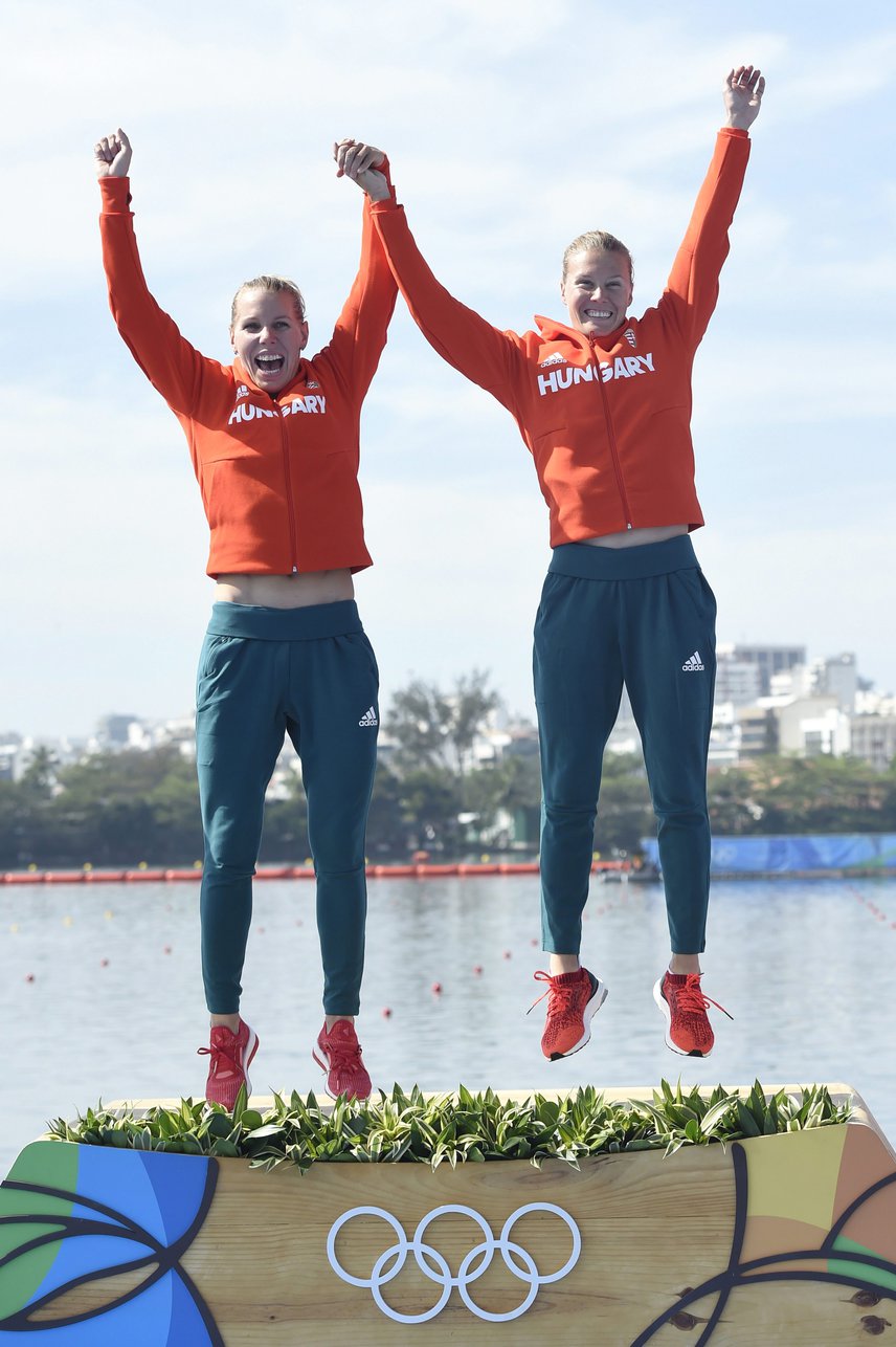 	Kozák Danuta és Szabó Gabriella így örültek kedden a magyar olimpiai csapat Rióban szerzett hatodik aranyának. 