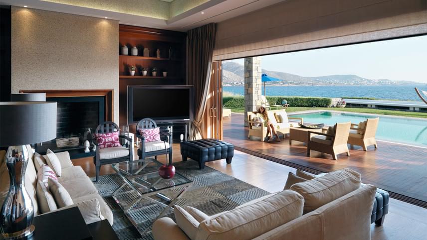 
                        	Lagonissi Resort - Görögország, Athén
                        	Az éjszakánként 12 millió forintba kerülő királyi lakosztály a szállodában valóban lenyűgöz mindenkit. Azúrkék tenger, homokos strand, kültéri és belső medence, teniszpálya és VIP helikopter - ezek mind az apartmanhoz tartoznak. Sőt, igény szerint magánséf és saját masszőr is a lakosztály vendégeinek kérését lesi. 