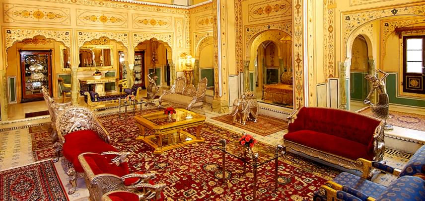 
                        	Raj palota - India, Dzsaipur
                        	Az egykori királyi rezidenciából áradó pompa ma is a luxus és a fényűzés fellegvára. Arannyal borítot falak és bútorok, varázslatos freskók, óriási kristálycsillárok és 40 meseszépen berendezett szoba - ez mind a királyi lakosztály része. A pompa mellett a palota híres vendégszeretetéről is. A királyi lakosztályt éjszakánként 10 millió forintért adják.