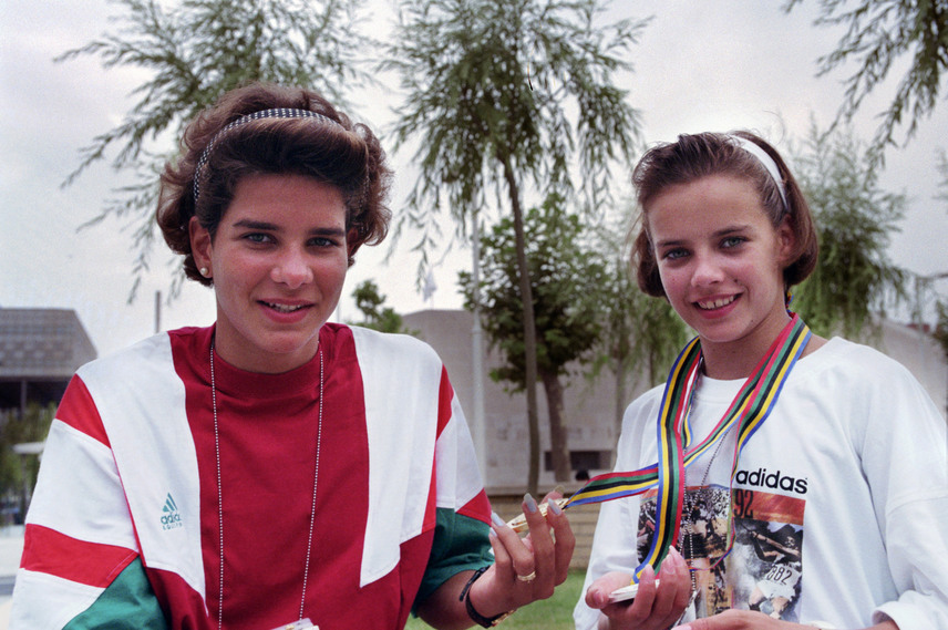 
                        	Egerszegi Krisztina és Ónodi Henrietta az 1992-es barcelonai olimpián. Egér a női 200 méteres hátúszás, a női 100 méteres hátúszás és a női 400 méteres vegyes úszás olimpiai bajnokaként három aranyat vitt haza, míg a tornásznő az ugrás szám olimpiai bajnoka és a talaj szám ezüstérmese lett.