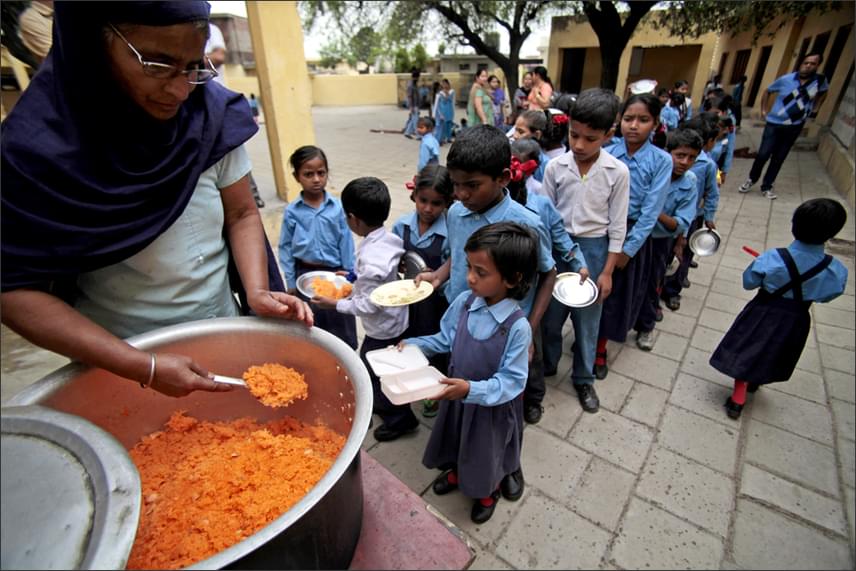
                        	Az indiai Jammuban édes rizsért állnak sorban a diákok. Ingyen ebédhez juthatnak, mivel az országban megszámlálhatatlan szegény család él, így - a gyermekek alultápláltságát orvosolandó - szükség volt a kezdeményezés megvalósítására.