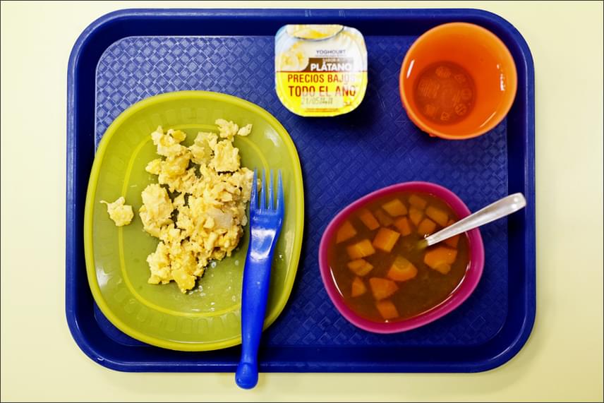 
                        	A spanyol gyerekek ebédje ehhez képest királyinak mondható. Zöldséglevest, omlettet, sőt, még banános joghurtot is kaptak egy madridi intézményben.