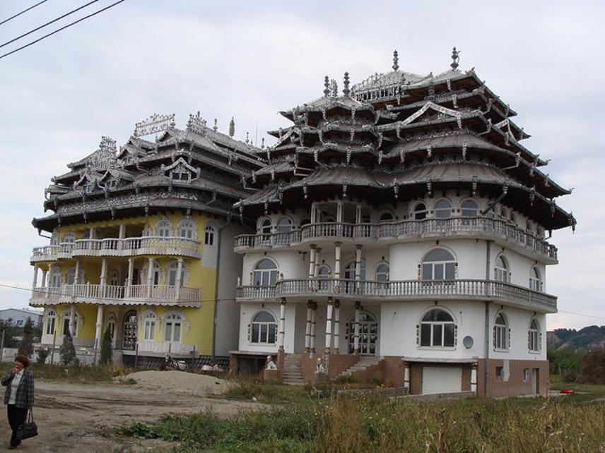 	Ez a palota Temesvár közelében áll. Nem lehetett egyszerű elkészíteni ezt a díszes tetőt a hatalmas épületre.