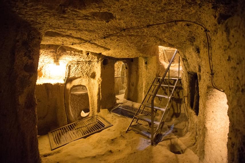 	Mára egy többszintes, föld alatti várost tártak fel a régészek. A jelenlegi kutatások szerint 20 szintes komplexum nyugszik a föld mélyén.