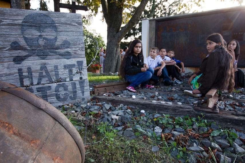 	A falu nem felejtkezett el a múltról sem: a feljegyzések szerint háromezer cigányt mészároltak le Auschwitzban, más források azt írják, hogy az áldozatok száma akár kétmillióig is terjedhet. A cigányok nem kaptak a zsidókéhoz mérhető kárpótlást. A cserdi holokauszt-emlékműnél német diákok is jártak, és ezt írták rá: A történelem összeköti a kultúrákat.