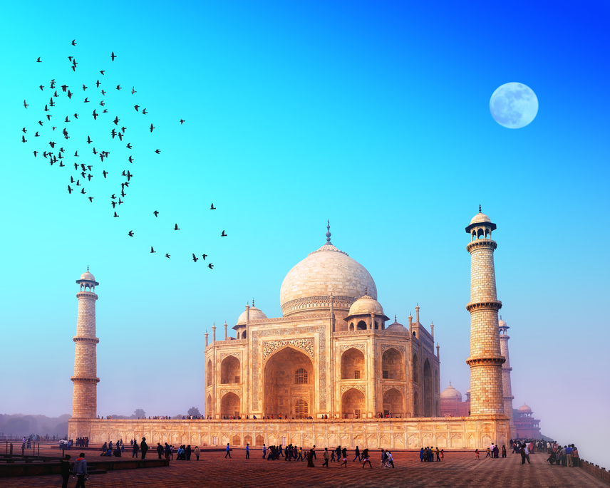 
                        	India leglátogatottabb turistalátványosságát évente több millió látogató keresi fel. Ez viszont nagyon rossz hatással van az épületre. A Tádzs Mahal 1996-ban felkerült a világ száz legveszélyeztetettebb műemléke közé.