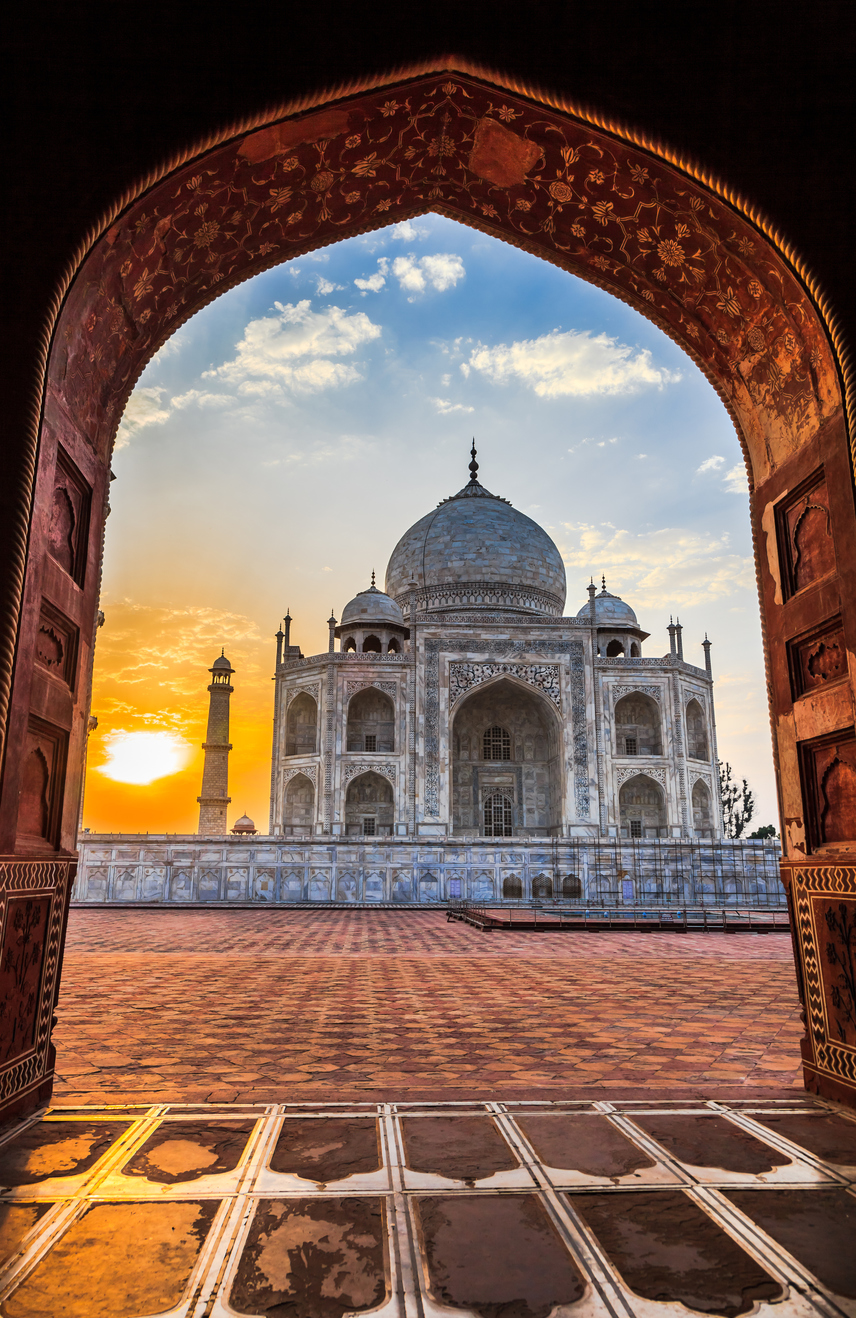 	Ráadásul a kipufogógáz besárgítja a márványt, ezért hetente egy napra zárva marad a Tádzs Mahal. Ekkor speciális tisztítószerrel távolítják el a burkolatról a lerakódásokat.