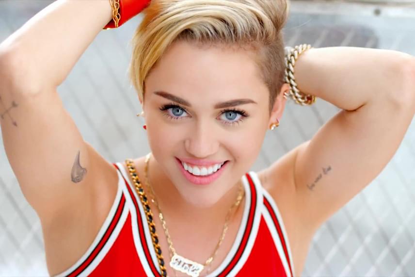 	Sokan vágynak Miley Cyrus makulátlan, sima homlokára is.