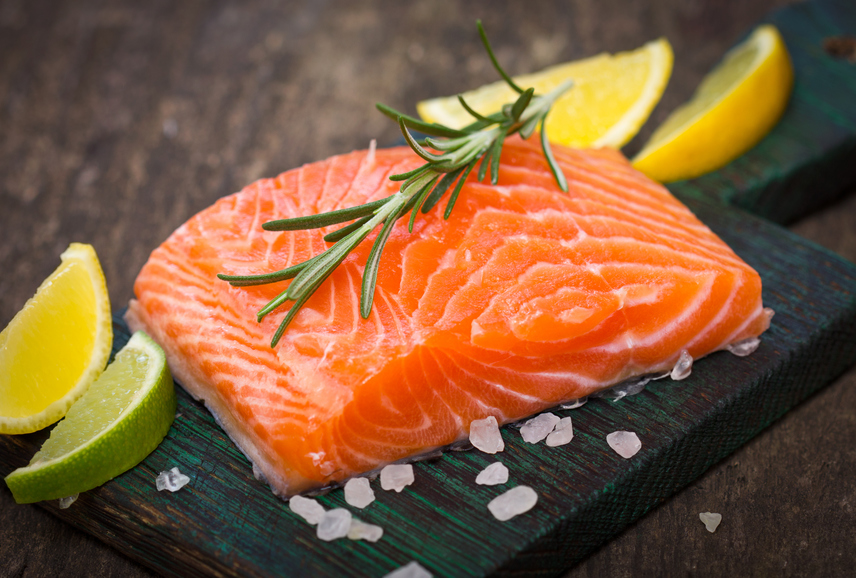 	Mindössze 100 gramm lazacban 21 gramm fehérjét találsz, ráadásul a kivételesen egészséges hal húsa omega-3-mal és más fontos zsírokkal is ellát, melyek a zsírban oldódó vitaminok bevitele miatt fontosak. Hasonlóan jó választás a tonhal és a pisztráng is, melyekből szintén egészséges, izomépítő vacsorát készíthetsz.