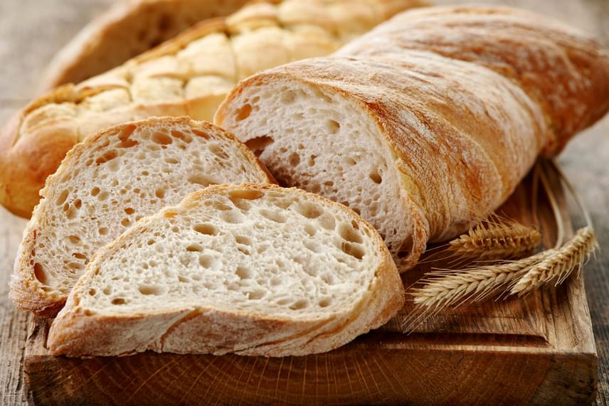 	Bár a kenyér kifejezetten a gyorsan romló élelmiszerek közé tartozik - a penész például igen hamar megjelenhet rajta, ráadásul esetében már az eltávolítás sem segít -, ez nem igaz arra az esetre, ha lefagyasztod, mely lényeges mértékben megnövelheti eltarthatóságát, azonban csak akkor, ha a fagyasztás friss állapotában történik meg.