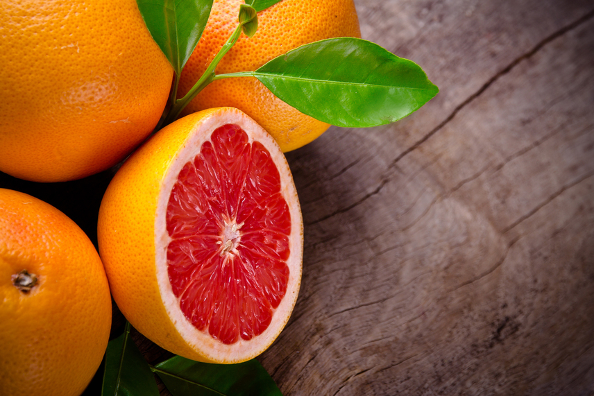 	Egyetlen nagy grépfrút elfogyasztásával máris 4-5 gramm rostot vittél be, ám nem ez az egyetlen citrusgyümölcs, amit a fogyókúra során érdemes fogyasztani. Az emészthetetlen, de laktató pektin elnevezésű rostokból a citrom, a narancs és a mandarin is sokat tartalmaz.