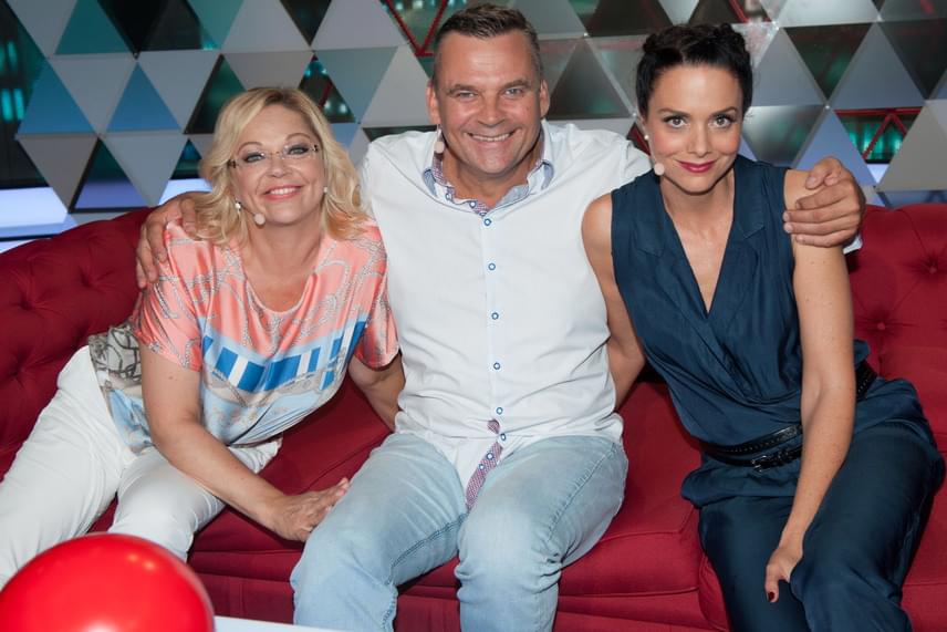 
                        	A szépségkirálynők és a Barátok közt egykori szereplőinek csapata csapott össze a Super TV2 vetélkedőjében: Csomor Csilla, R. Kárpáti Péter és Deutsch Anita alkották az utóbbi trióját.