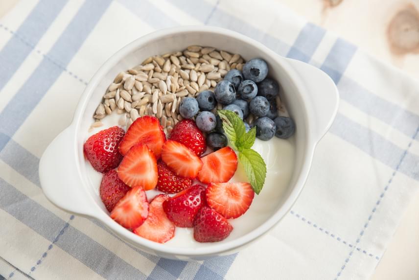 
                        	Az élőflórás görög joghurt baktériumai segítenek az emésztésed serkentésében és a bélrendszered egészséges működésének helyreállításában. A joghurt energiát adó fehérjéit nemcsak gyümölcsök rostjaival, de egészséges zsírokat, rostokat és zsírban oldódó vitaminokat tartalmazó magvakkal is támogathatod, melyek hozzájárulnak a kiegyensúlyozott fogyókúrához.